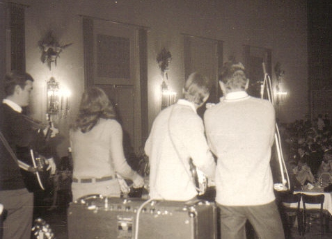 die Volkloregruppe "Folk Four" 1967 in der Königsburg, Krefeld