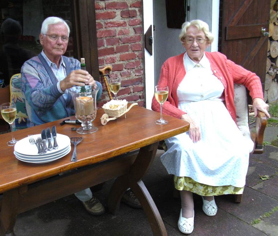 die Eltern vor der Gartenlaube